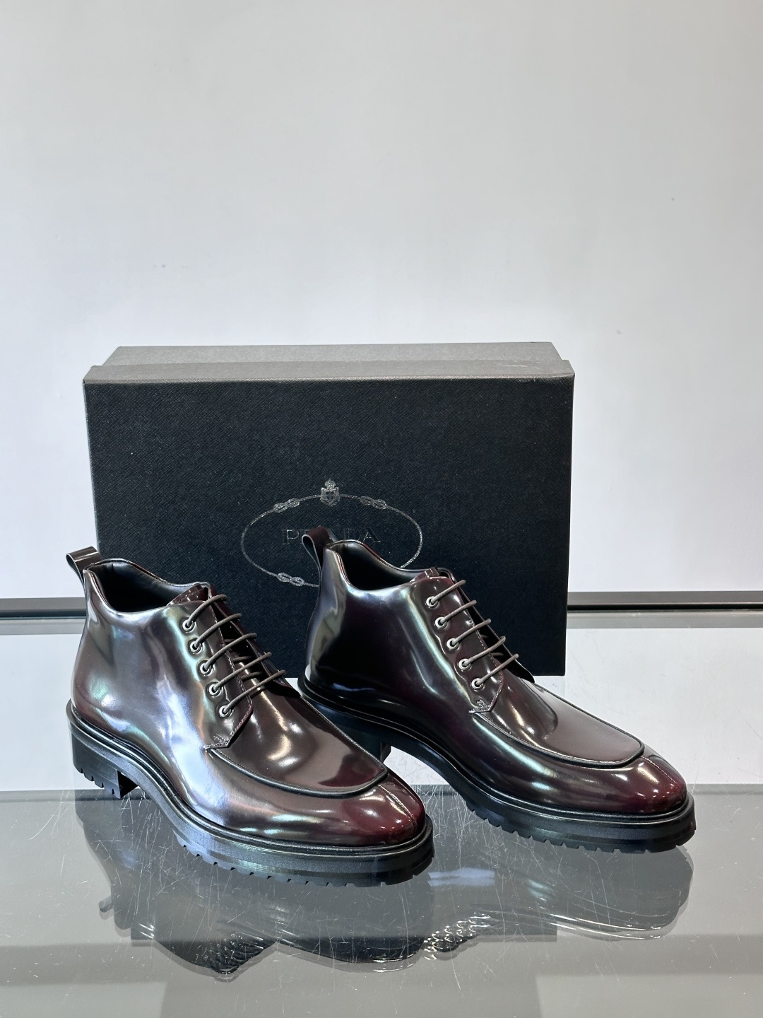 ✨Prada男士牛皮皮鞋，选用高品质牛皮，鞋面光泽感满分，超有质感。圆头+系带设计，复古又实用，EVA真