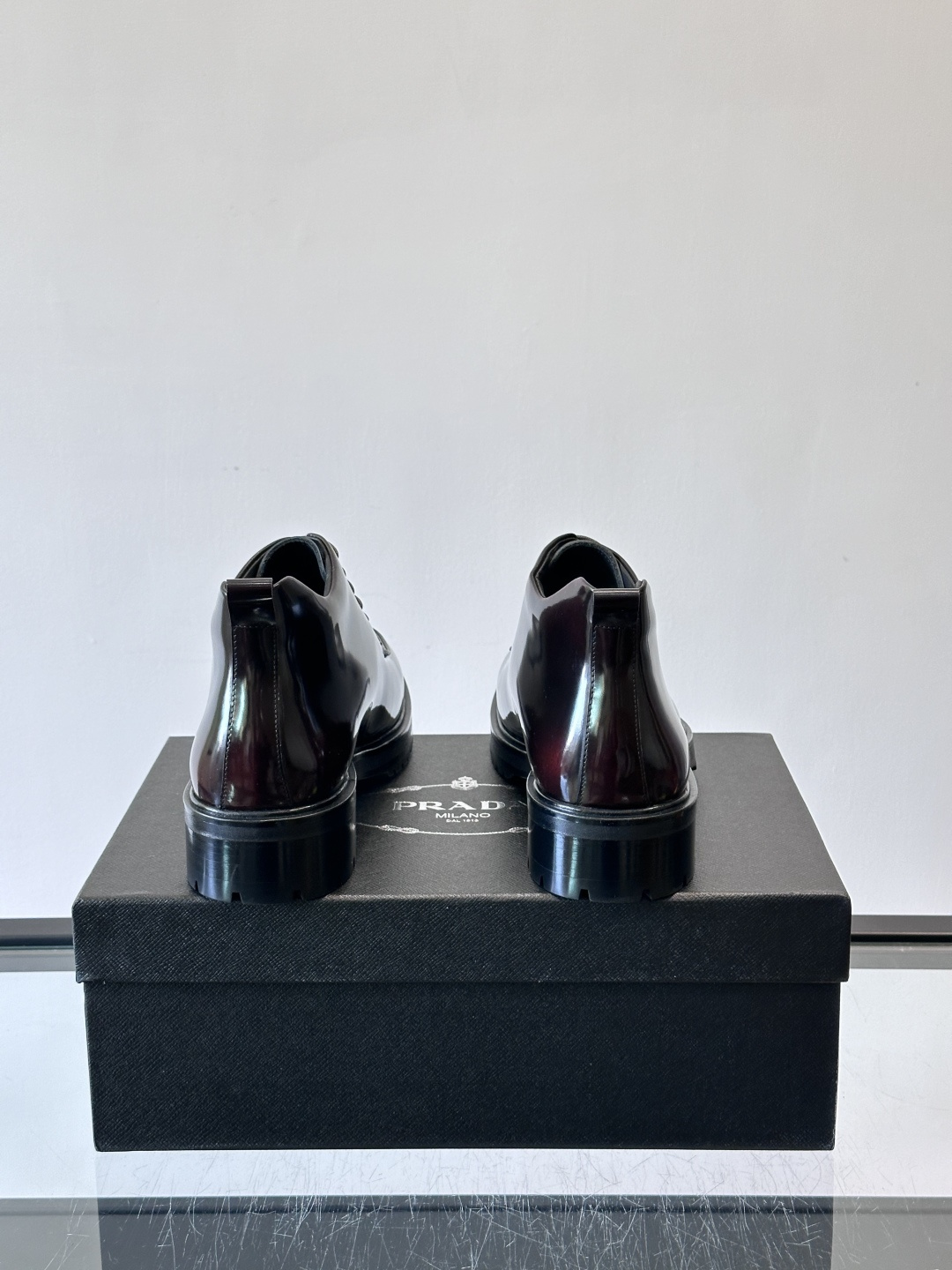 ✨Prada男士牛皮皮鞋，选用高品质牛皮，鞋面光泽感满分，超有质感。圆头+系带设计，复古又实用，EVA真