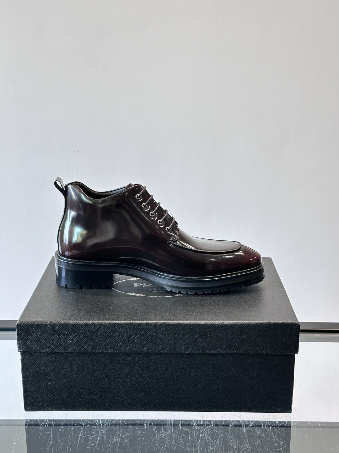 ✨Prada男士牛皮皮鞋，选用高品质牛皮，鞋面光泽感满分，超有质感。圆头+系带设计，复古又实用，EVA真