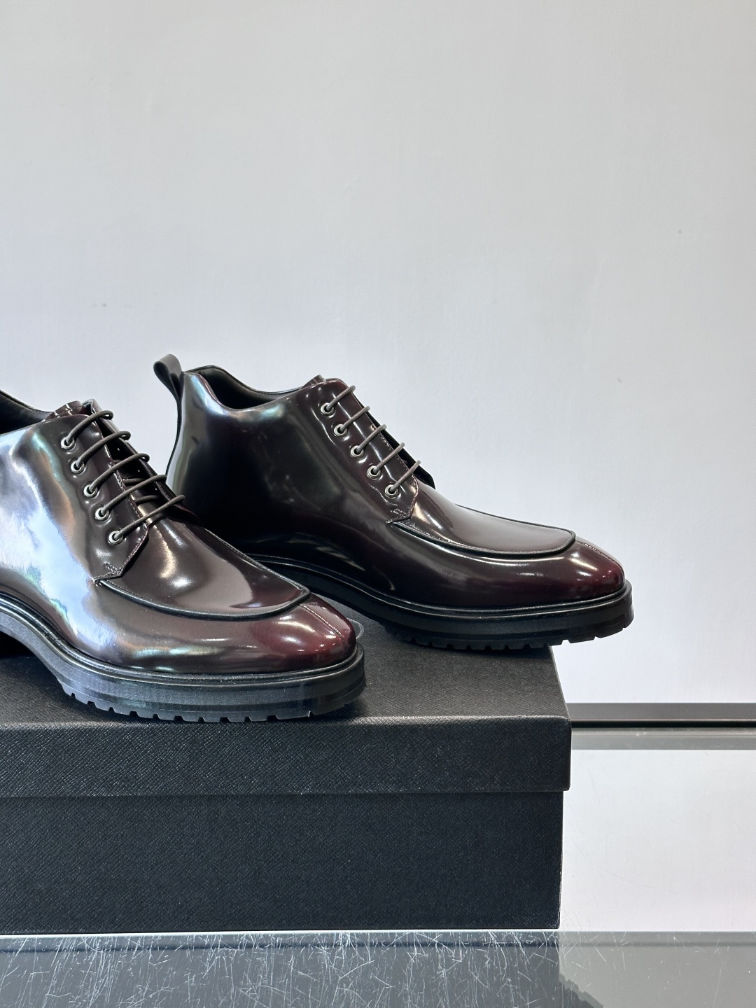 ✨Prada男士牛皮皮鞋，选用高品质牛皮，鞋面光泽感满分，超有质感。圆头+系带设计，复古又实用，EVA真