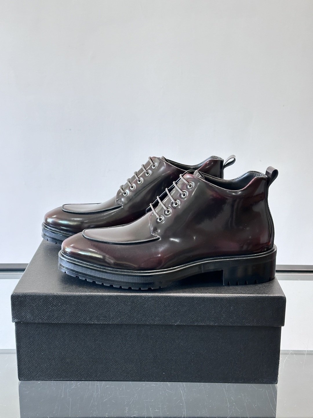 ✨Prada男士牛皮皮鞋，选用高品质牛皮，鞋面光泽感满分，超有质感。圆头+系带设计，复古又实用，EVA真