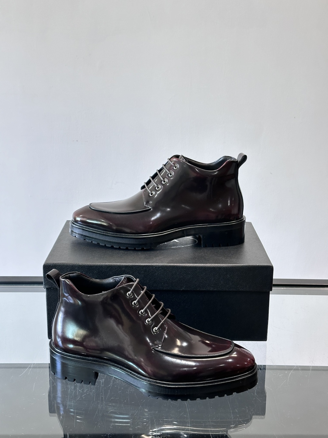 ✨Prada男士牛皮皮鞋，选用高品质牛皮，鞋面光泽感满分，超有质感。圆头+系带设计，复古又实用，EVA真