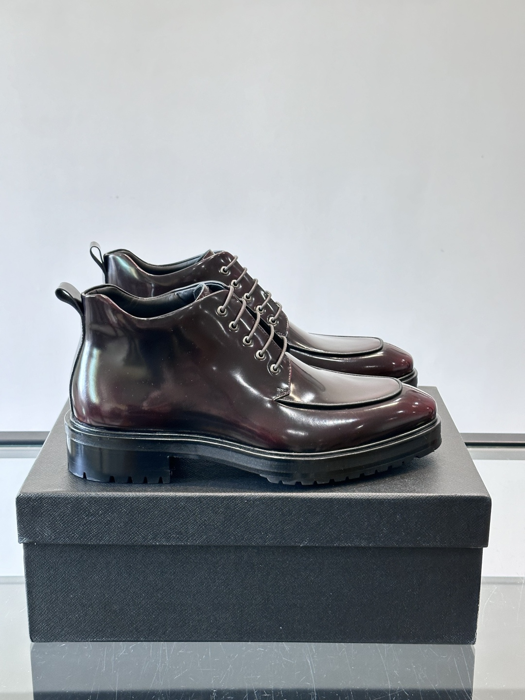 ✨Prada男士牛皮皮鞋，选用高品质牛皮，鞋面光泽感满分，超有质感。圆头+系带设计，复古又实用，EVA真