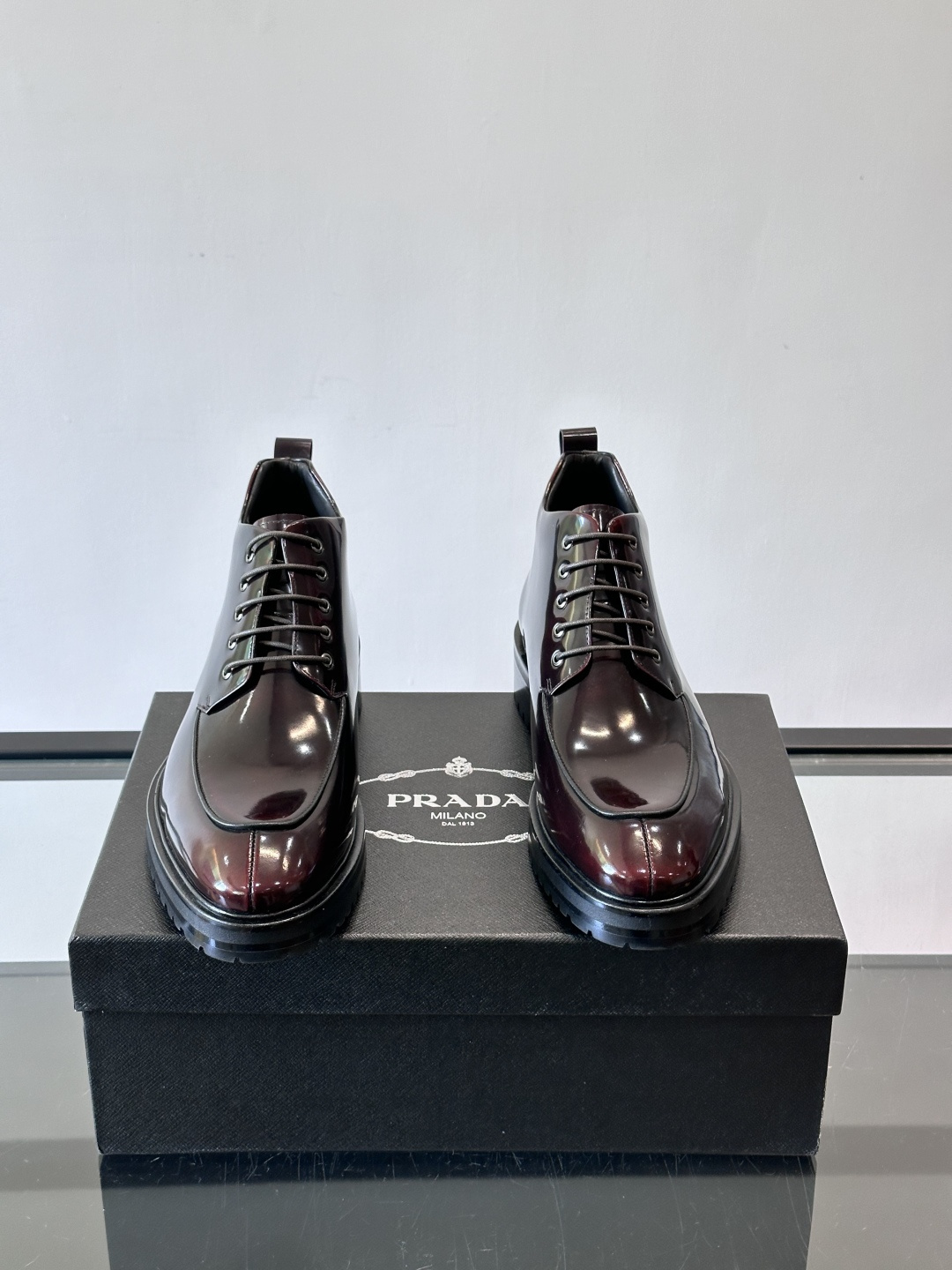 ✨Prada男士牛皮皮鞋，选用高品质牛皮，鞋面光泽感满分，超有质感。圆头+系带设计，复古又实用，EVA真