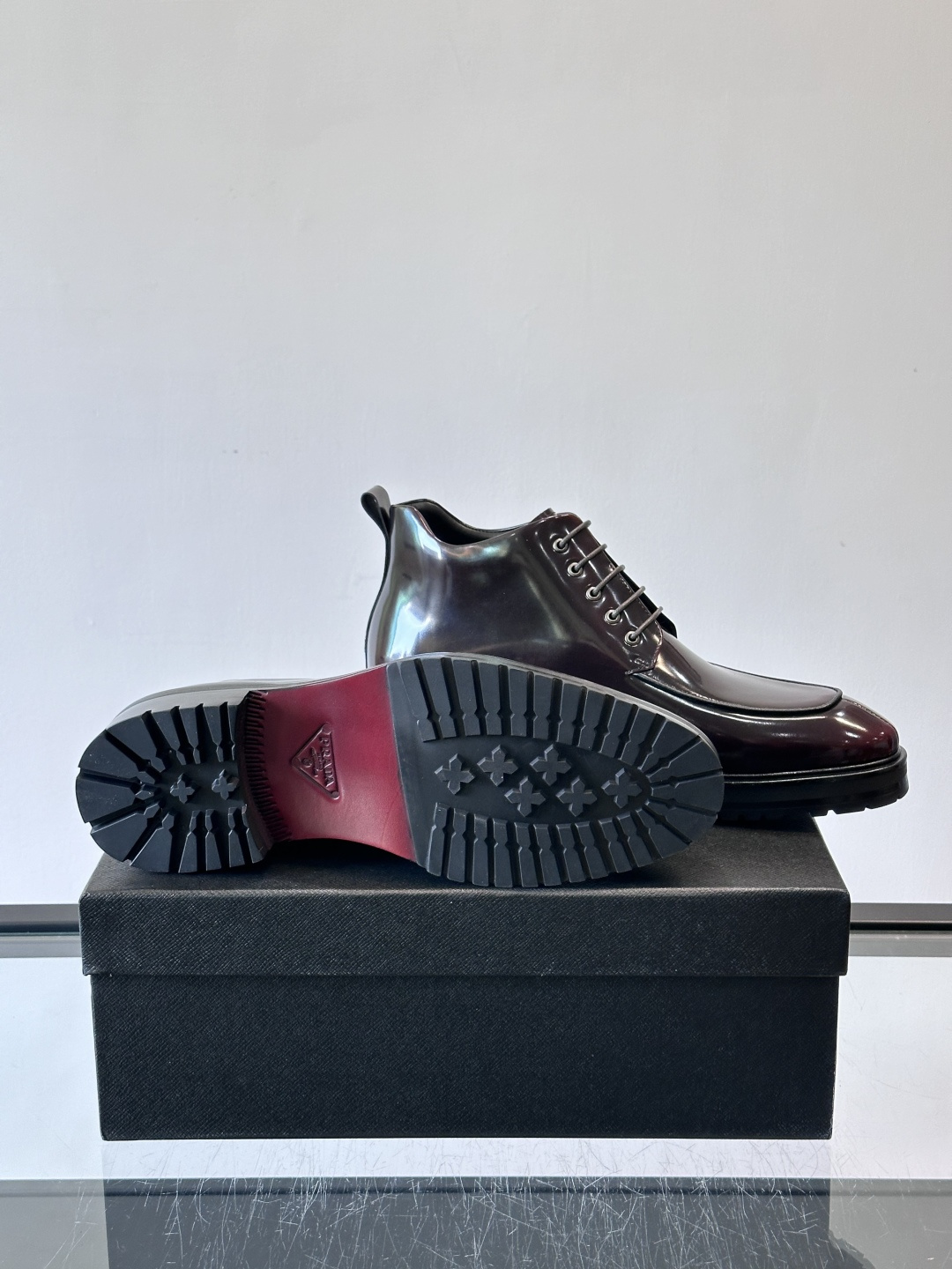 ✨Prada男士牛皮皮鞋，选用高品质牛皮，鞋面光泽感满分，超有质感。圆头+系带设计，复古又实用，EVA真