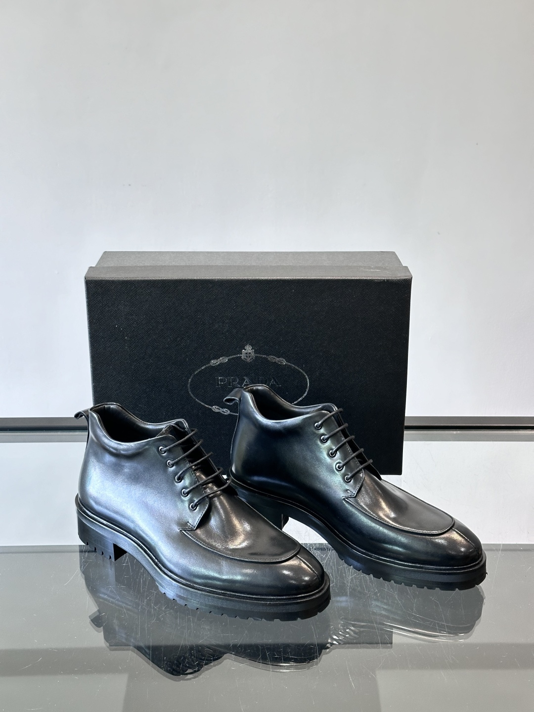 ✨Prada男士牛皮皮鞋，选用高品质牛皮，鞋面光泽感满分，超有质感。圆头+系带设计，复古又实用，EVA真