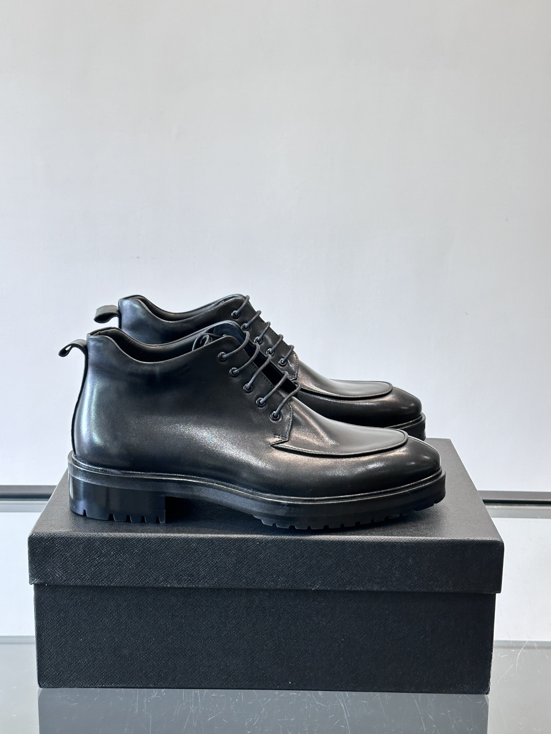 ✨Prada男士牛皮皮鞋，选用高品质牛皮，鞋面光泽感满分，超有质感。圆头+系带设计，复古又实用，EVA真