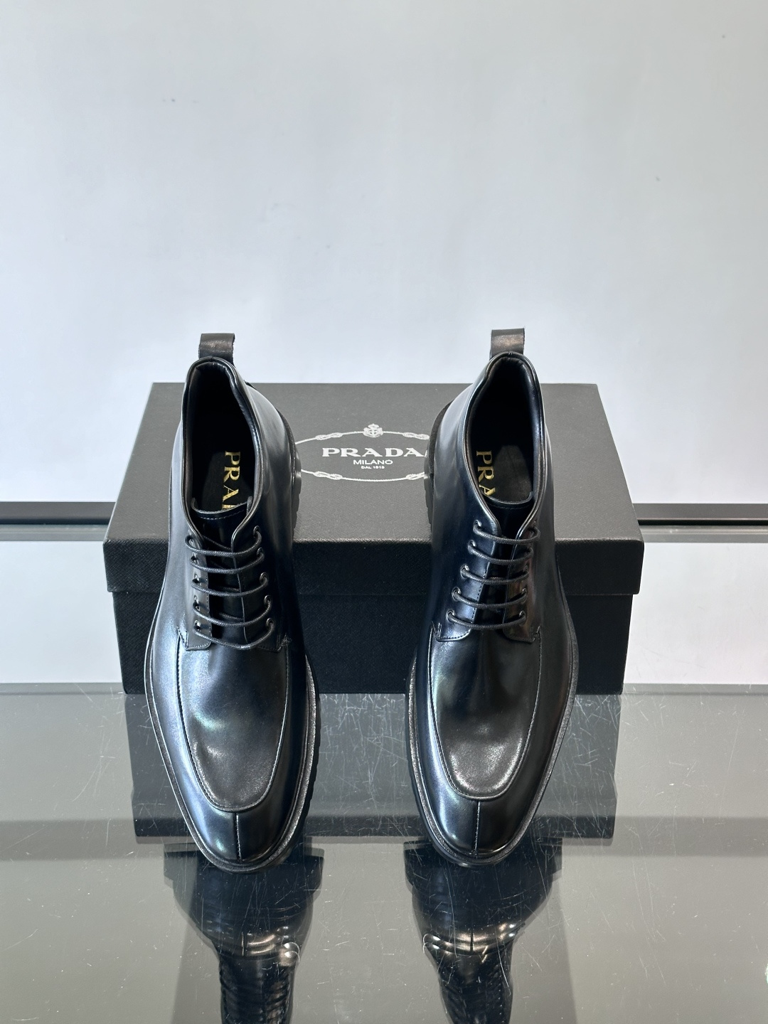 ✨Prada男士牛皮皮鞋，选用高品质牛皮，鞋面光泽感满分，超有质感。圆头+系带设计，复古又实用，EVA真
