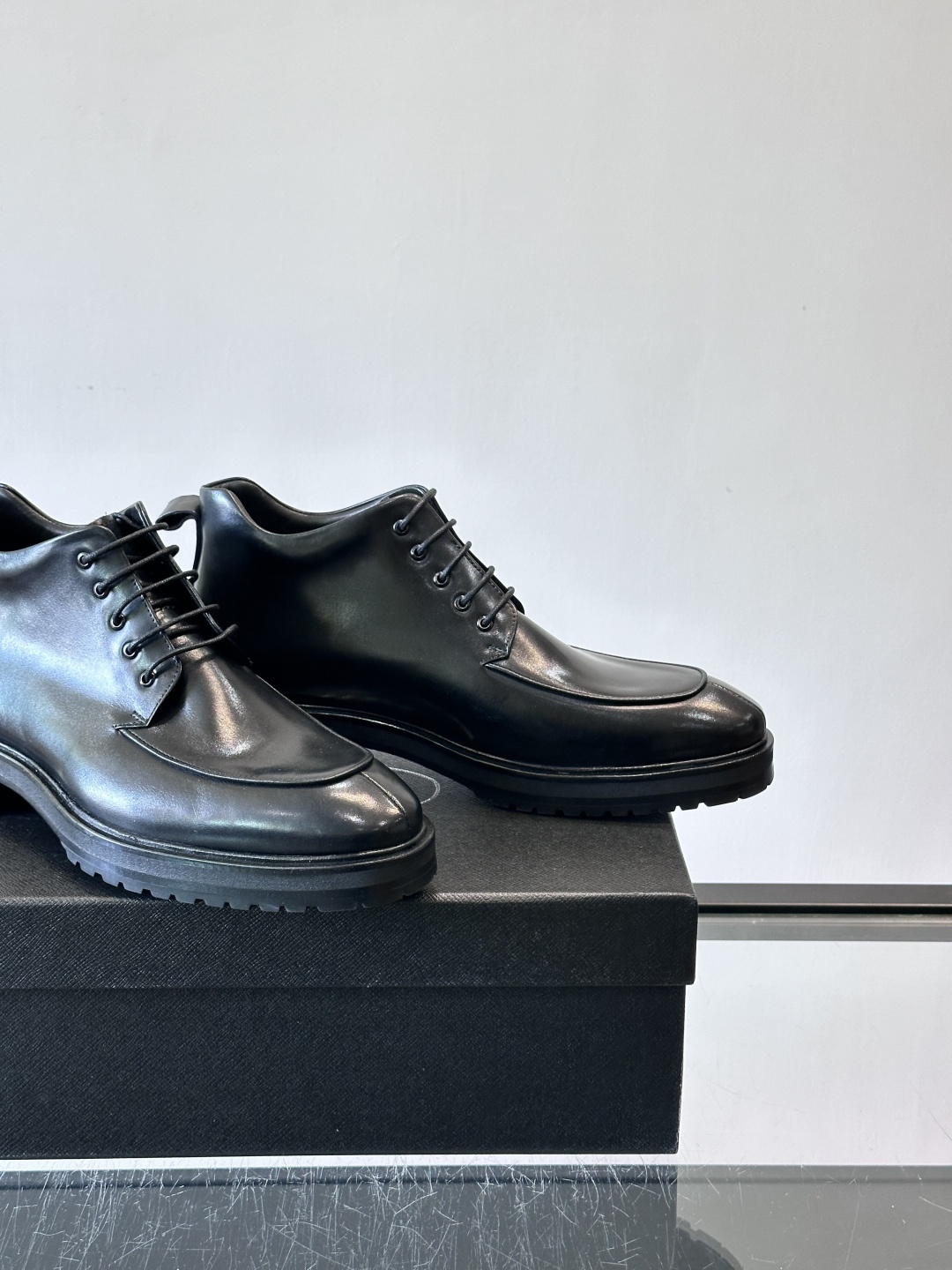 ✨Prada男士牛皮皮鞋，选用高品质牛皮，鞋面光泽感满分，超有质感。圆头+系带设计，复古又实用，EVA真