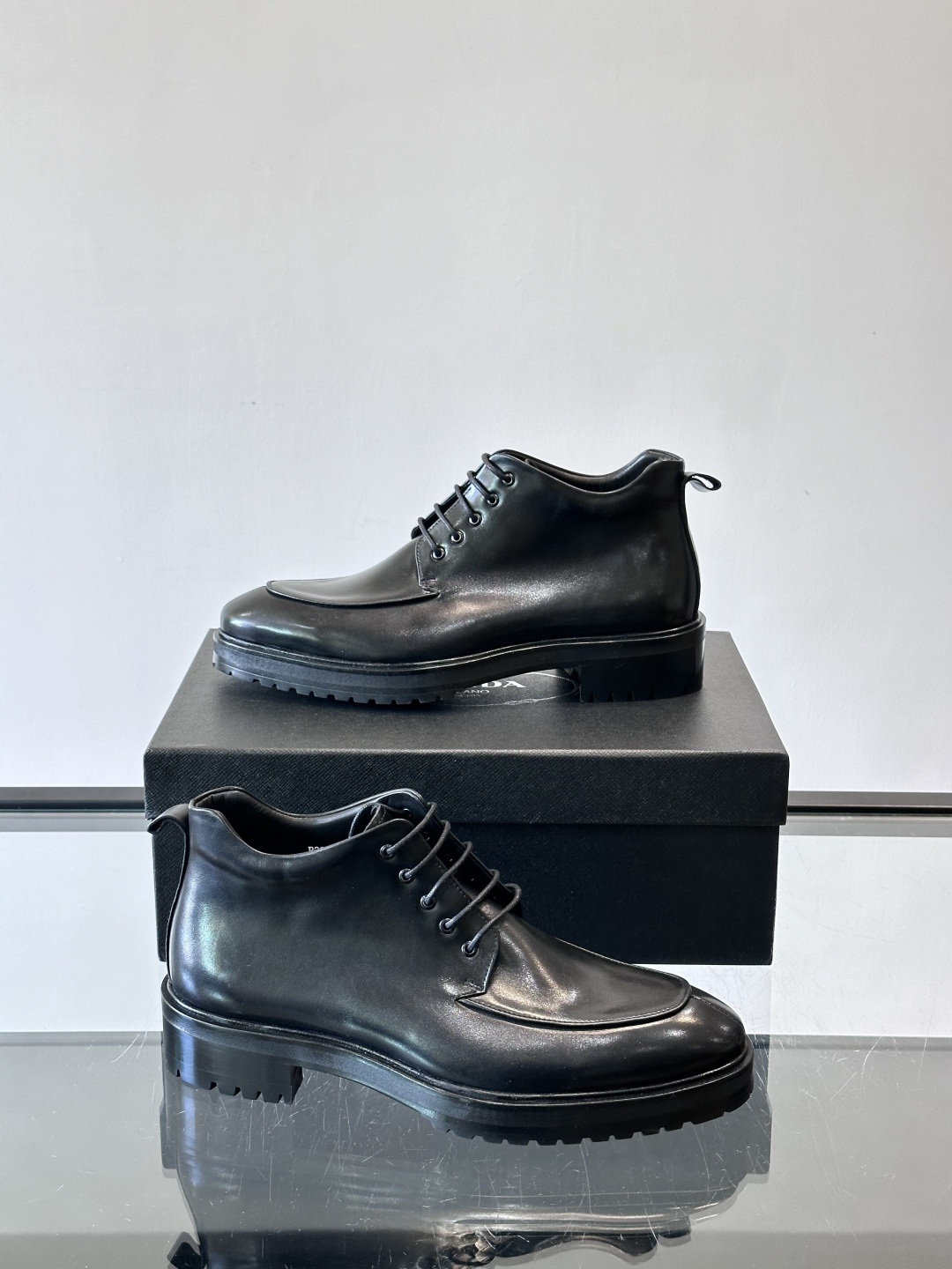 ✨Prada男士牛皮皮鞋，选用高品质牛皮，鞋面光泽感满分，超有质感。圆头+系带设计，复古又实用，EVA真