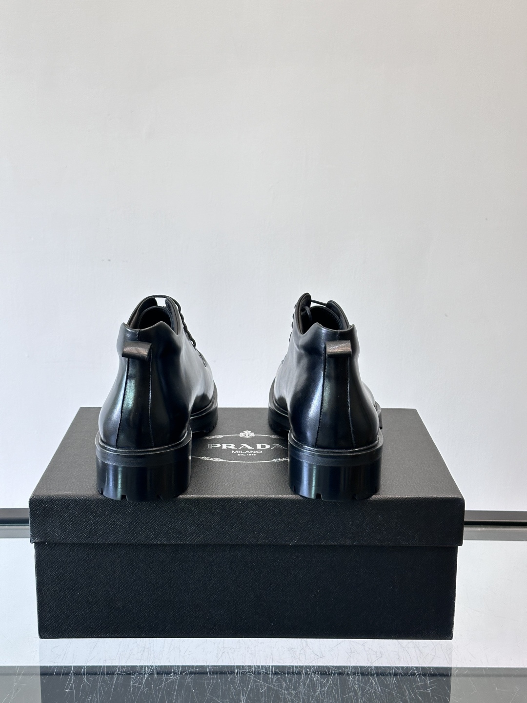 ✨Prada男士牛皮皮鞋，选用高品质牛皮，鞋面光泽感满分，超有质感。圆头+系带设计，复古又实用，EVA真
