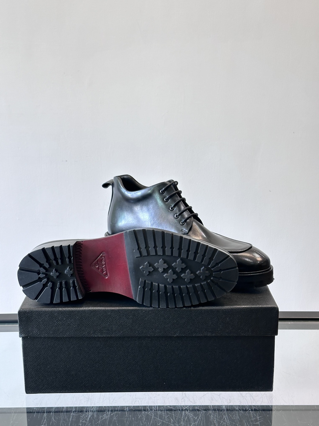 ✨Prada男士牛皮皮鞋，选用高品质牛皮，鞋面光泽感满分，超有质感。圆头+系带设计，复古又实用，EVA真