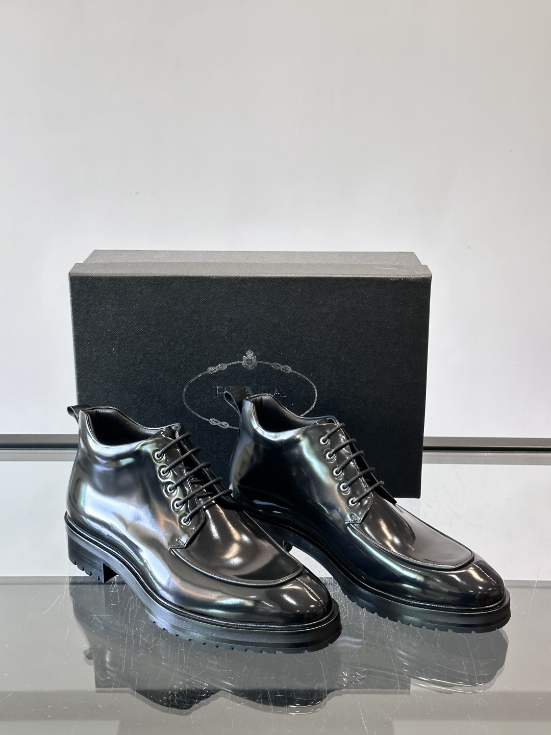 ✨Prada男士牛皮皮鞋，选用高品质牛皮，鞋面光泽感满分，超有质感。圆头+系带设计，复古又实用，EVA真