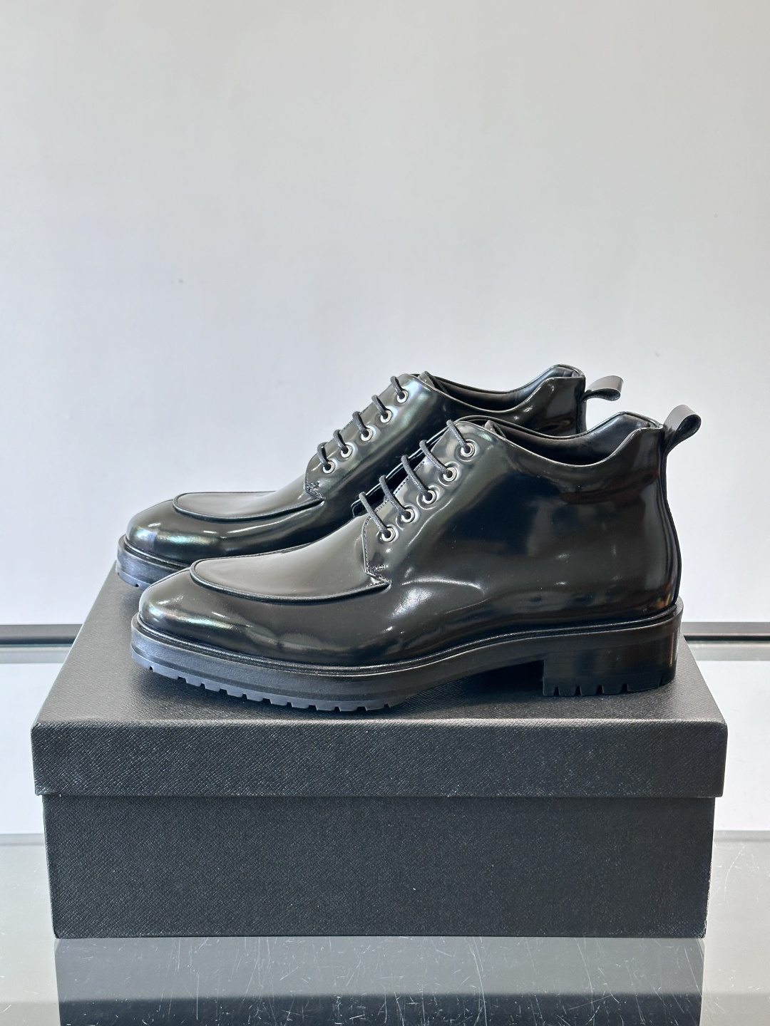 ✨Prada男士牛皮皮鞋，选用高品质牛皮，鞋面光泽感满分，超有质感。圆头+系带设计，复古又实用，EVA真