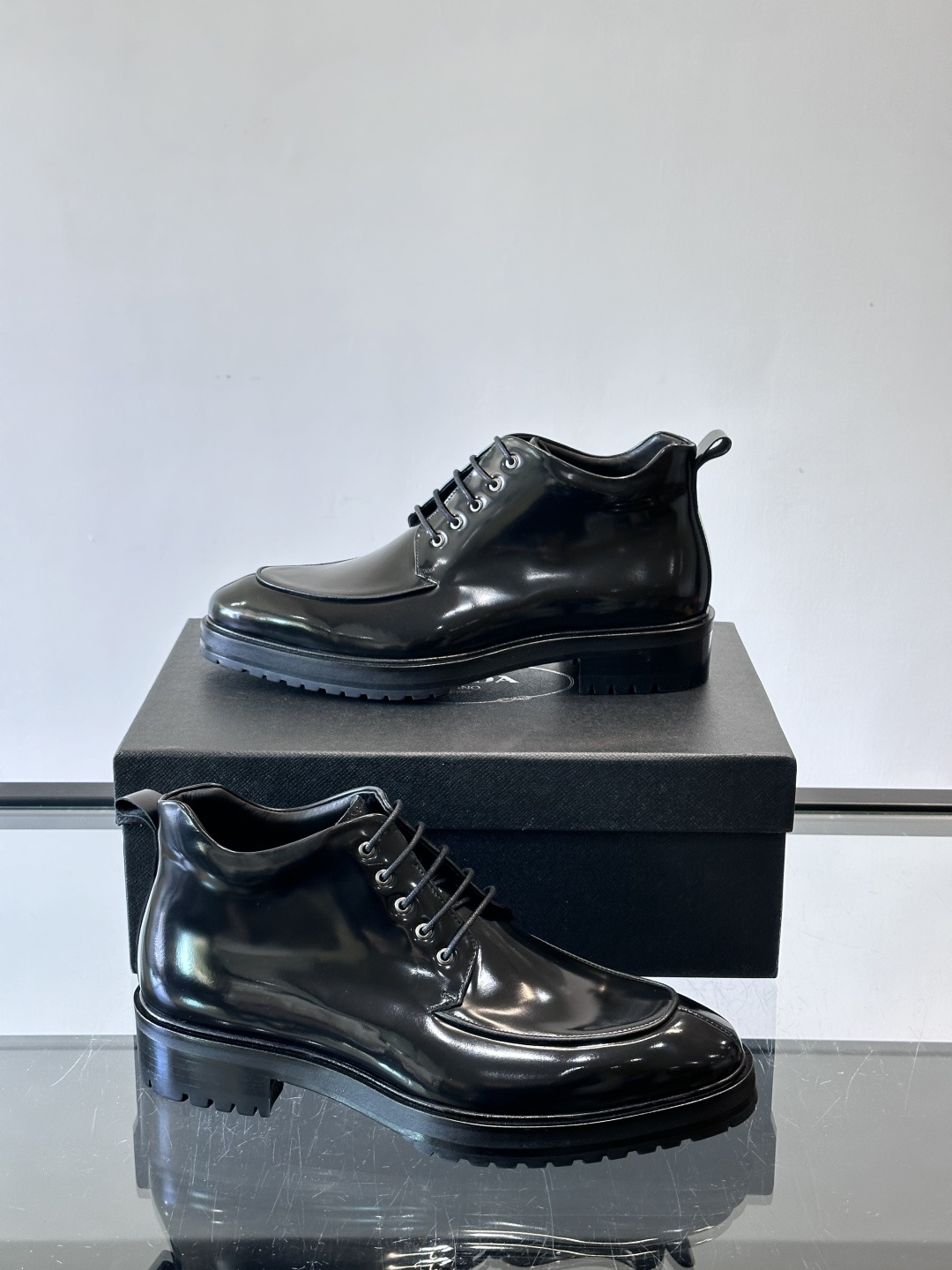 ✨Prada男士牛皮皮鞋，选用高品质牛皮，鞋面光泽感满分，超有质感。圆头+系带设计，复古又实用，EVA真