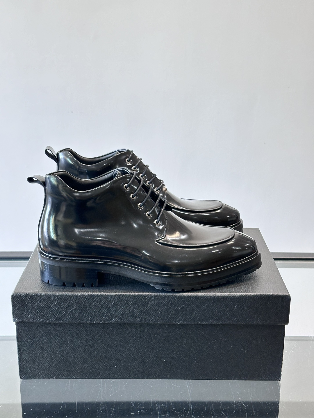 ✨Prada男士牛皮皮鞋，选用高品质牛皮，鞋面光泽感满分，超有质感。圆头+系带设计，复古又实用，EVA真