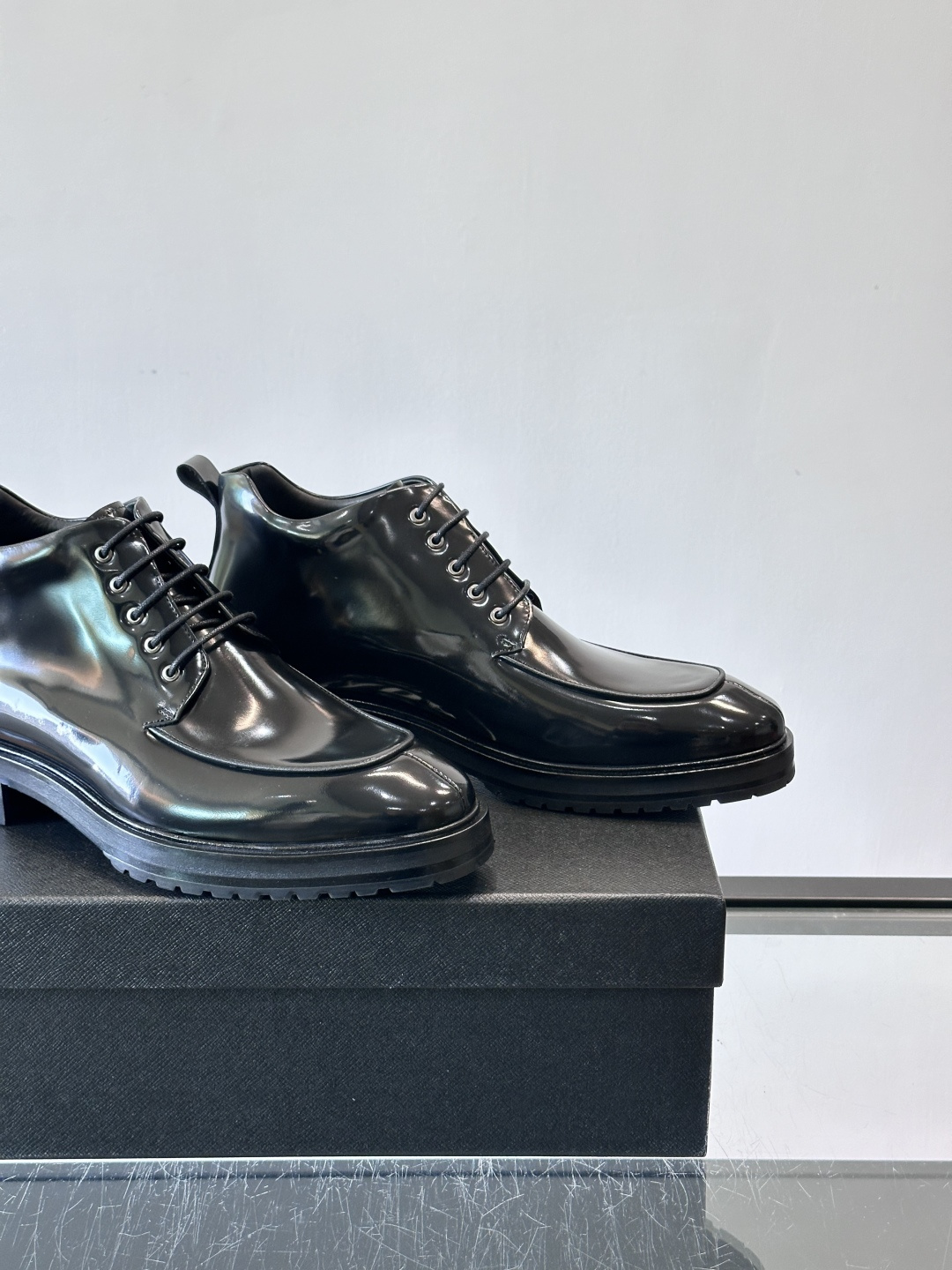 ✨Prada男士牛皮皮鞋，选用高品质牛皮，鞋面光泽感满分，超有质感。圆头+系带设计，复古又实用，EVA真