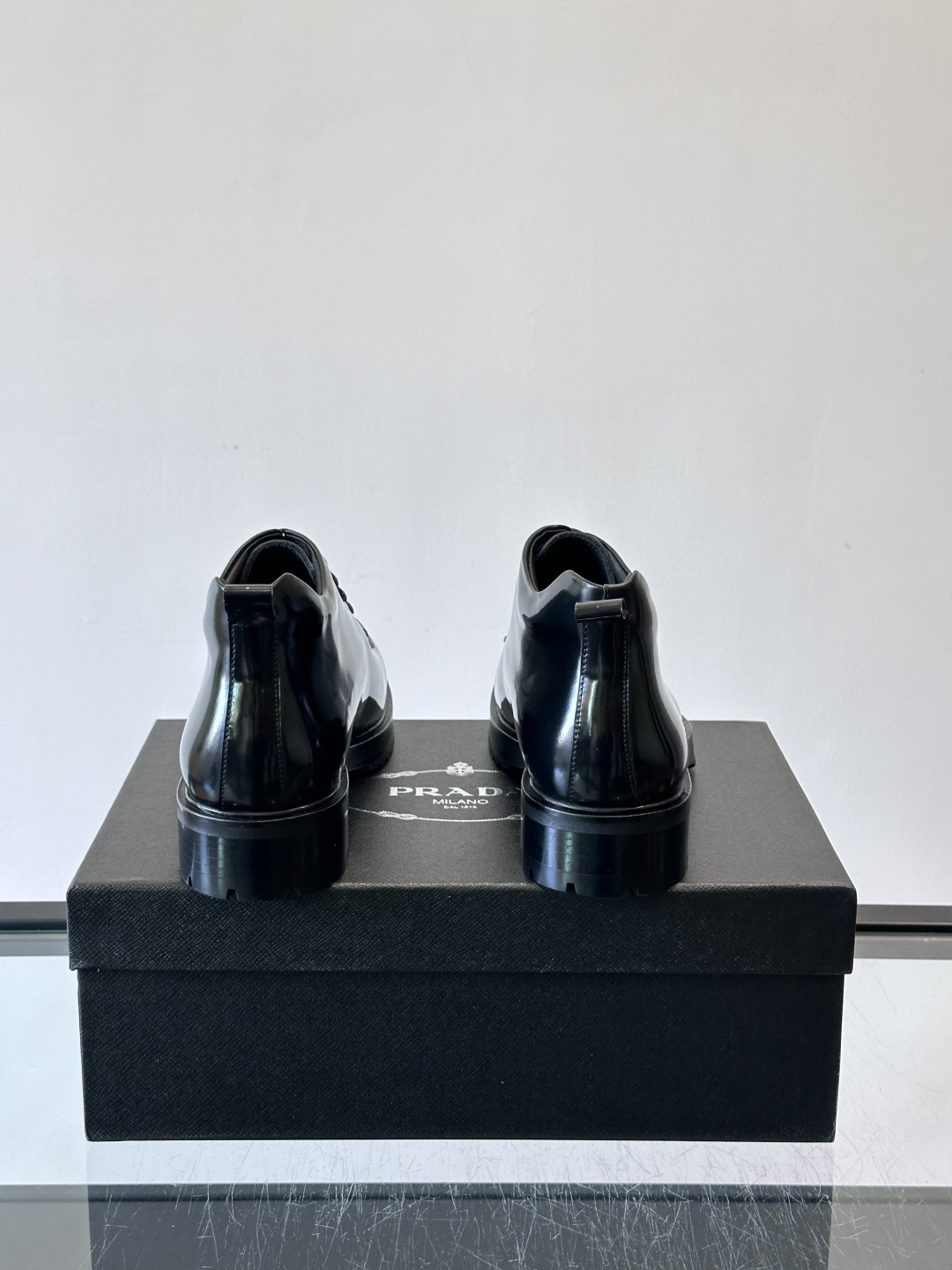 ✨Prada男士牛皮皮鞋，选用高品质牛皮，鞋面光泽感满分，超有质感。圆头+系带设计，复古又实用，EVA真