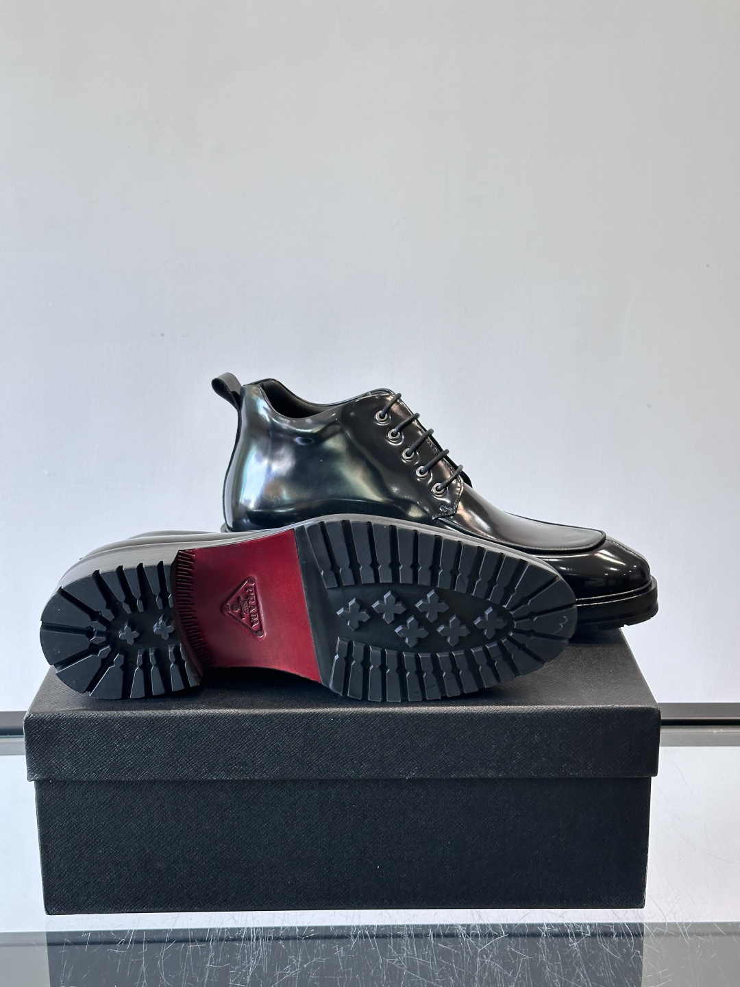 ✨Prada男士牛皮皮鞋，选用高品质牛皮，鞋面光泽感满分，超有质感。圆头+系带设计，复古又实用，EVA真