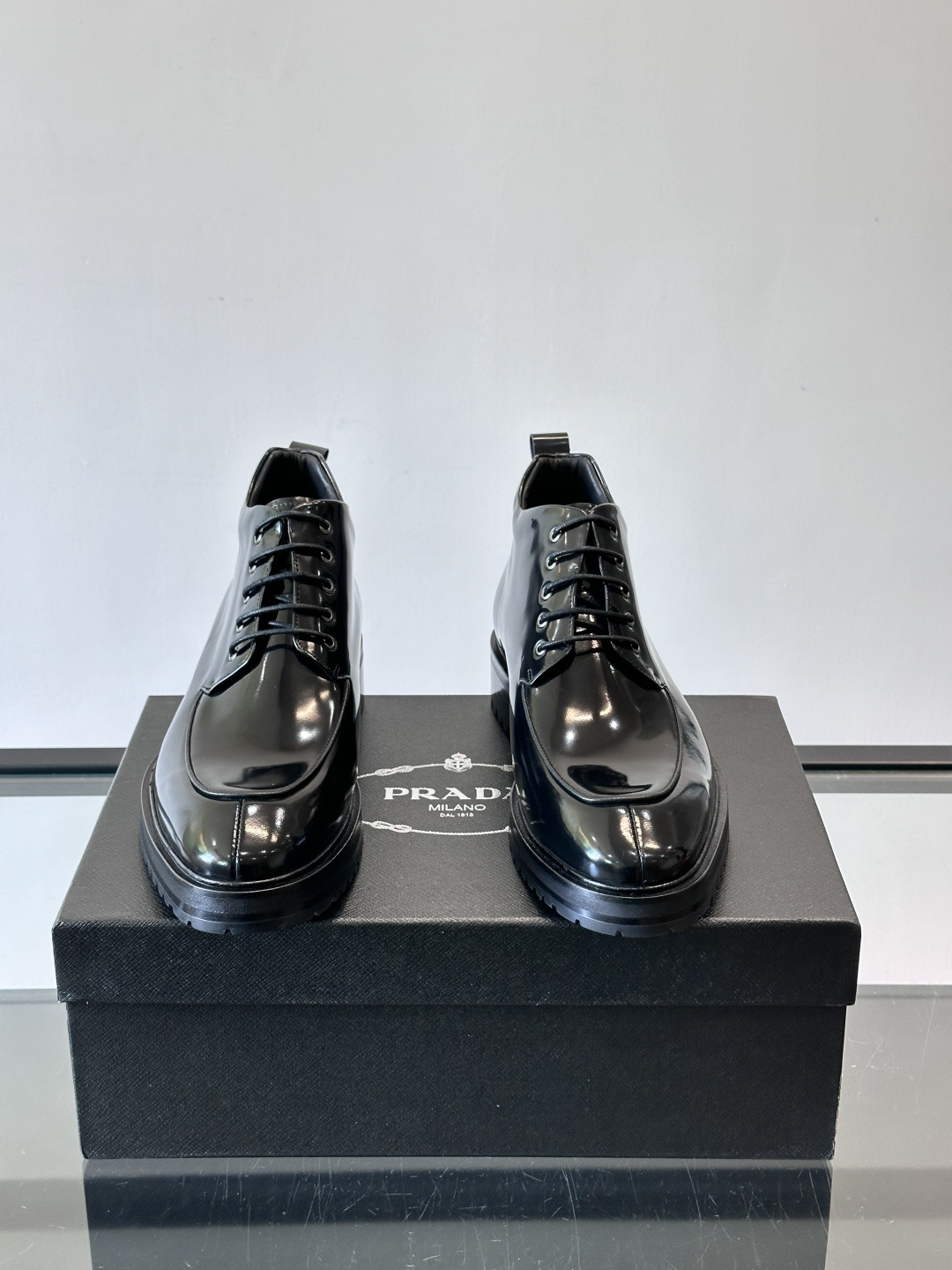 ✨Prada男士牛皮皮鞋，选用高品质牛皮，鞋面光泽感满分，超有质感。圆头+系带设计，复古又实用，EVA真