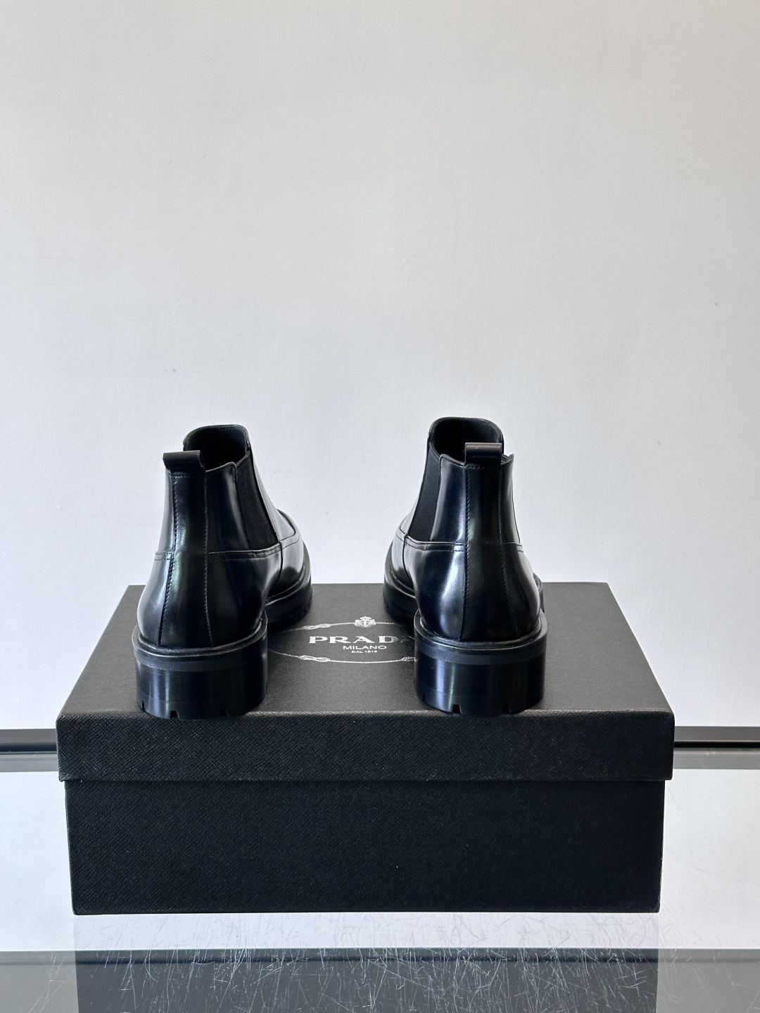 Prada男士切尔西靴，采用真皮，质感细腻又高级。方头设计➕真皮橡胶大底，舒适耐磨，秋冬穿搭超合适！套筒