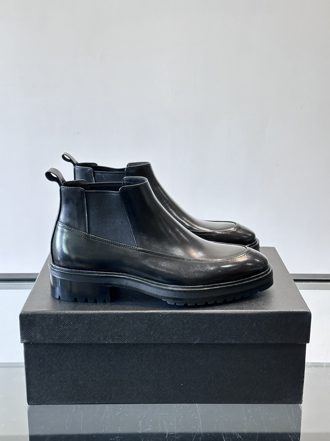 Prada男士切尔西靴，采用真皮，质感细腻又高级。方头设计➕真皮橡胶大底，舒适耐磨，秋冬穿搭超合适！套筒