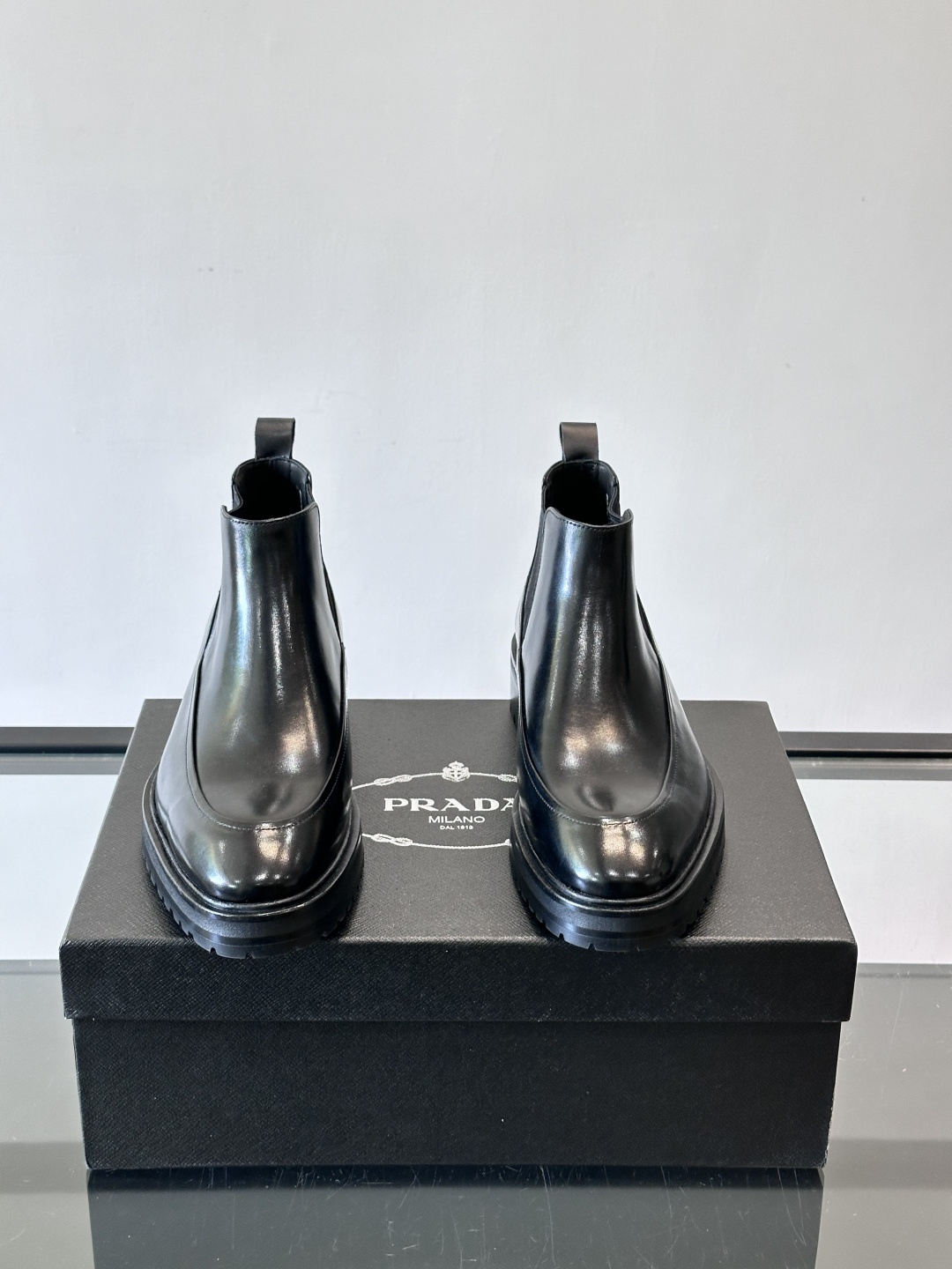 Prada男士切尔西靴，采用真皮，质感细腻又高级。方头设计➕真皮橡胶大底，舒适耐磨，秋冬穿搭超合适！套筒