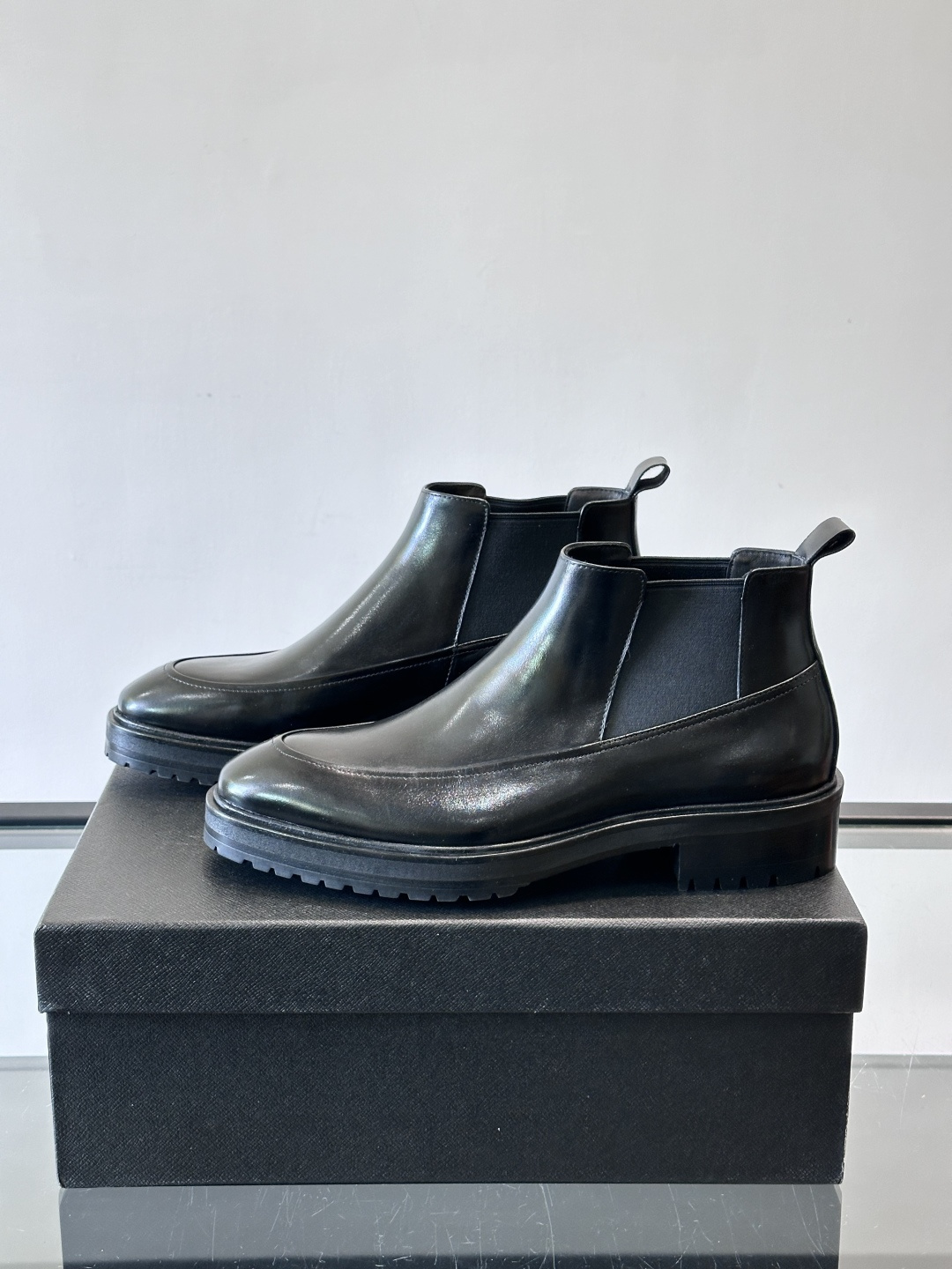 Prada男士切尔西靴，采用真皮，质感细腻又高级。方头设计➕真皮橡胶大底，舒适耐磨，秋冬穿搭超合适！套筒