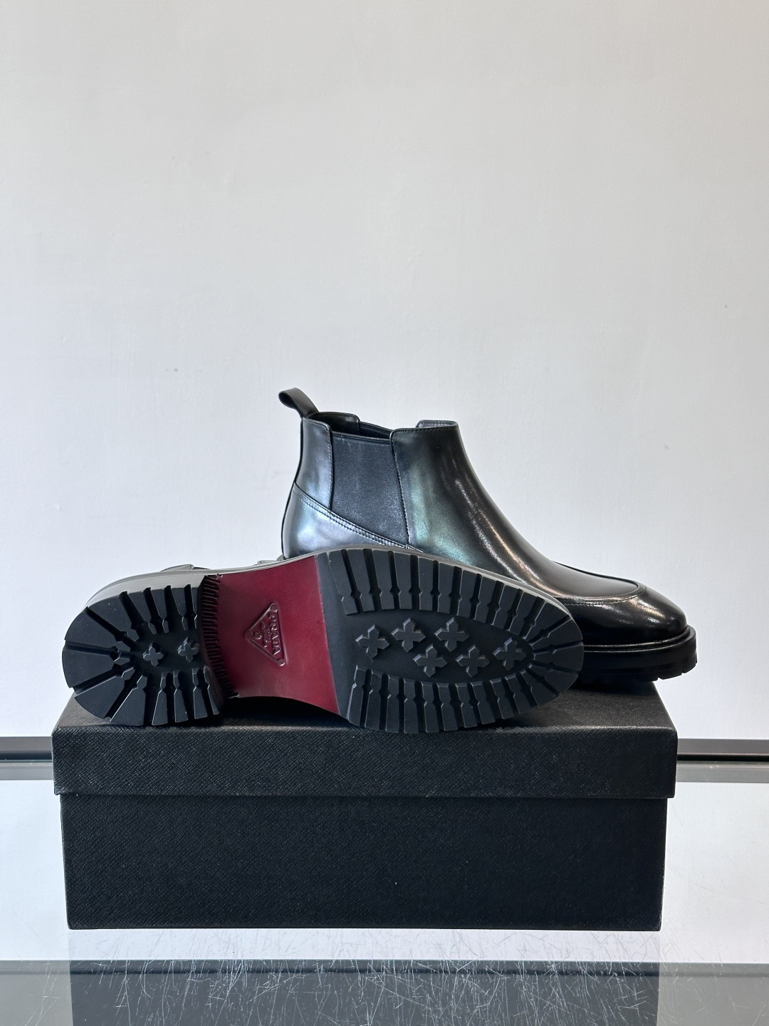 Prada男士切尔西靴，采用真皮，质感细腻又高级。方头设计➕真皮橡胶大底，舒适耐磨，秋冬穿搭超合适！套筒