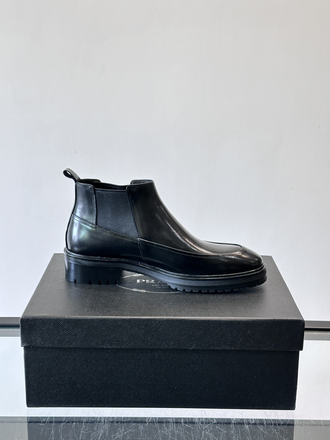 Prada男士切尔西靴，采用真皮，质感细腻又高级。方头设计➕真皮橡胶大底，舒适耐磨，秋冬穿搭超合适！套筒