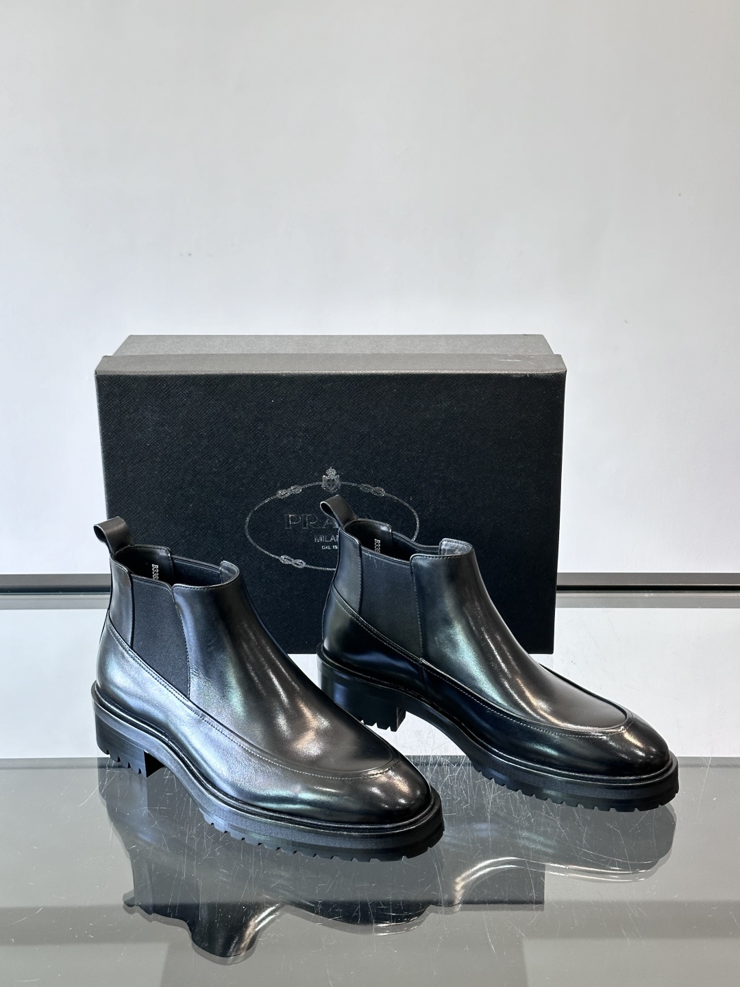 Prada男士切尔西靴，采用真皮，质感细腻又高级。方头设计➕真皮橡胶大底，舒适耐磨，秋冬穿搭超合适！套筒