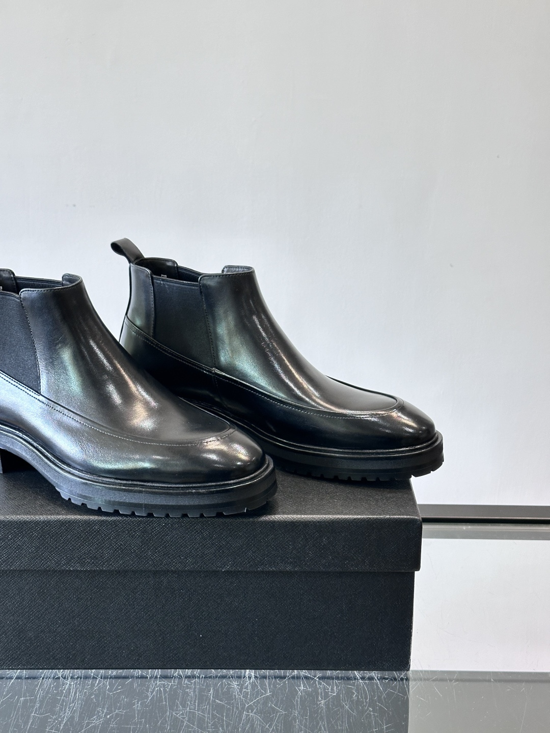 Prada男士切尔西靴，采用真皮，质感细腻又高级。方头设计➕真皮橡胶大底，舒适耐磨，秋冬穿搭超合适！套筒