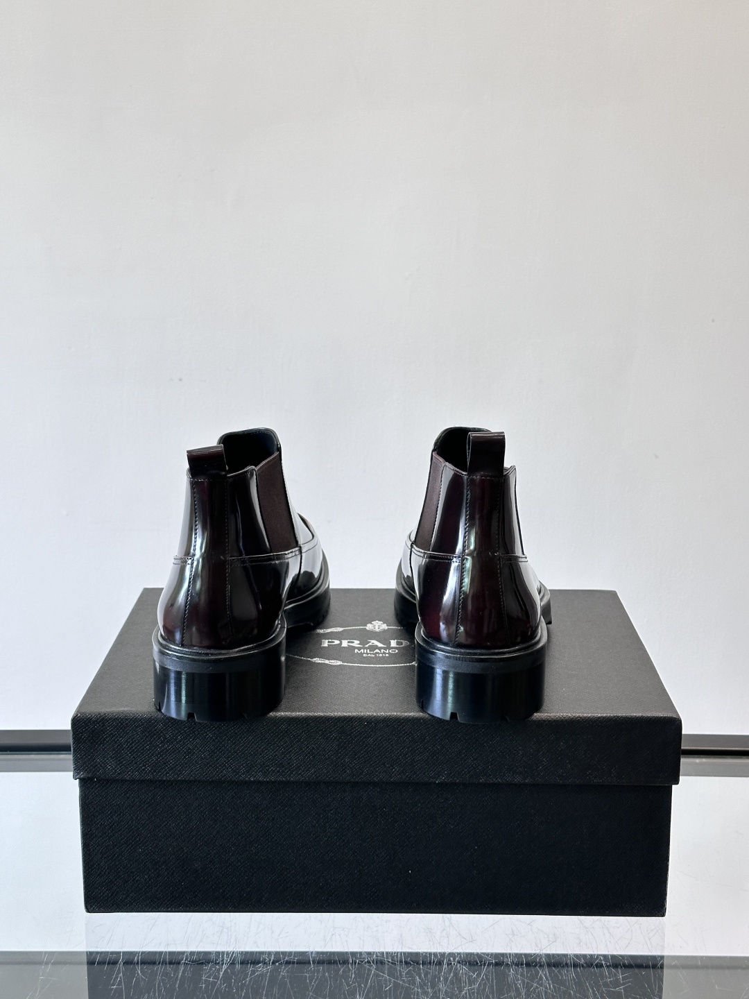 Prada男士切尔西靴，采用真皮，质感细腻又高级。方头设计➕真皮橡胶大底，舒适耐磨，秋冬穿搭超合适！套筒