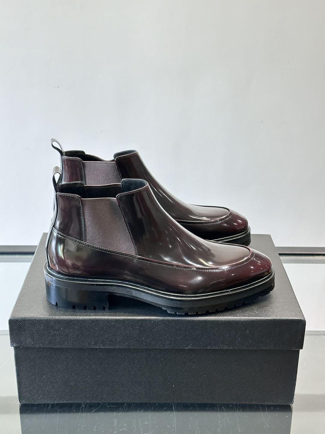 Prada男士切尔西靴，采用真皮，质感细腻又高级。方头设计➕真皮橡胶大底，舒适耐磨，秋冬穿搭超合适！套筒