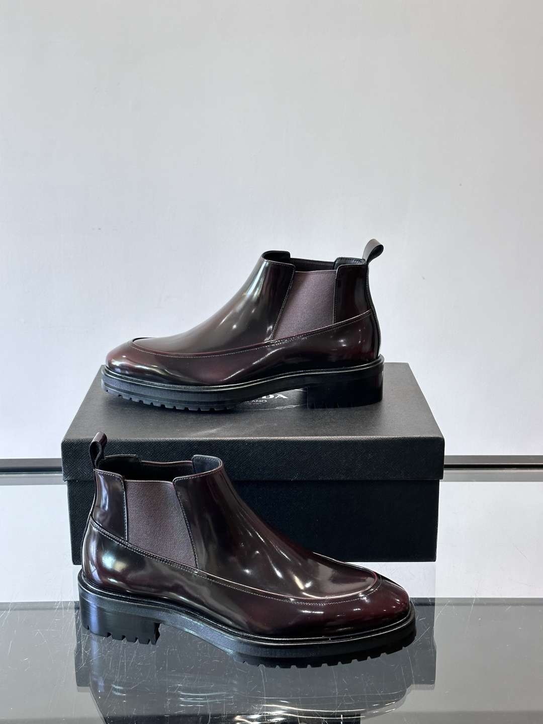 Prada男士切尔西靴，采用真皮，质感细腻又高级。方头设计➕真皮橡胶大底，舒适耐磨，秋冬穿搭超合适！套筒