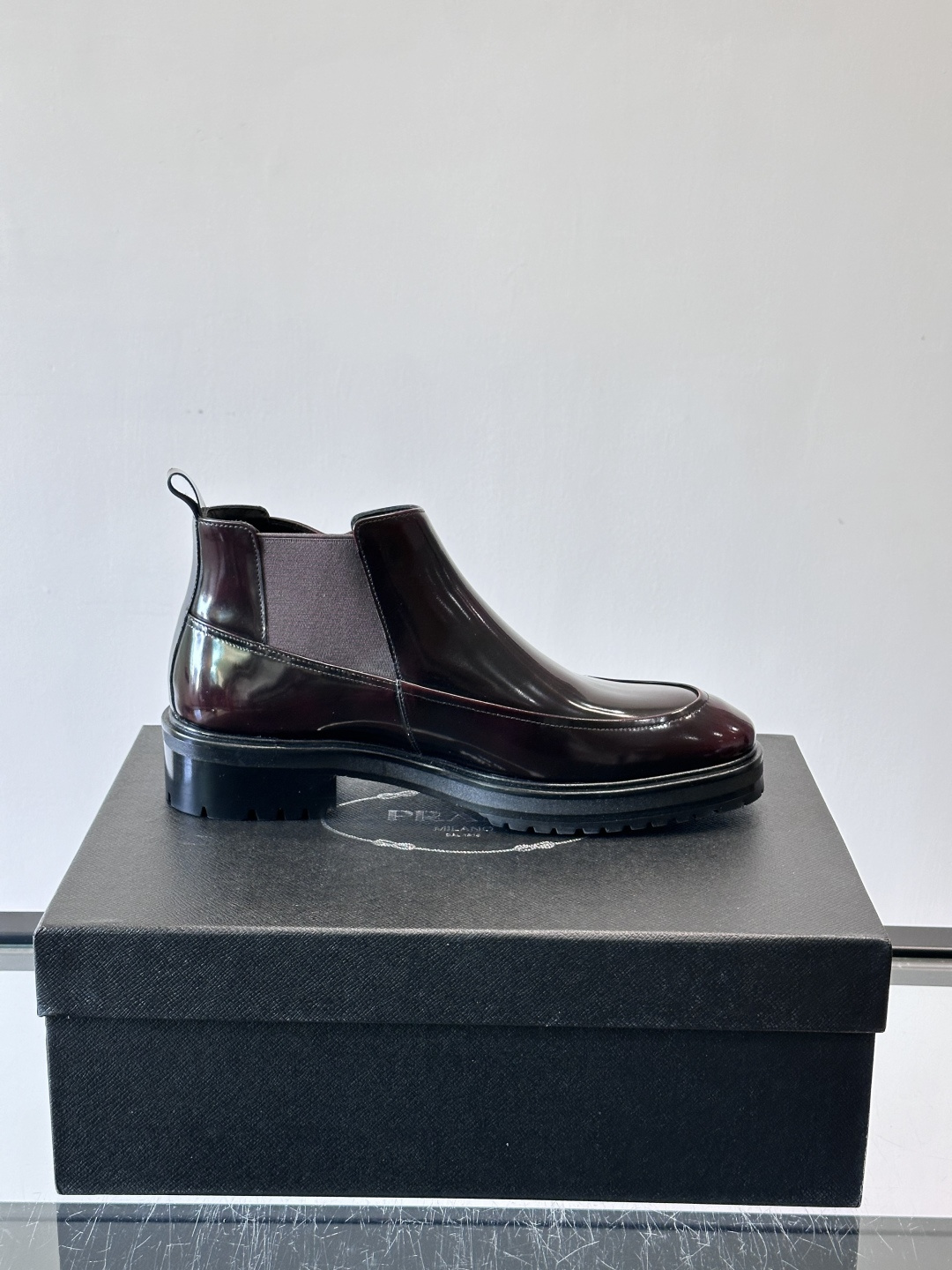 Prada男士切尔西靴，采用真皮，质感细腻又高级。方头设计➕真皮橡胶大底，舒适耐磨，秋冬穿搭超合适！套筒