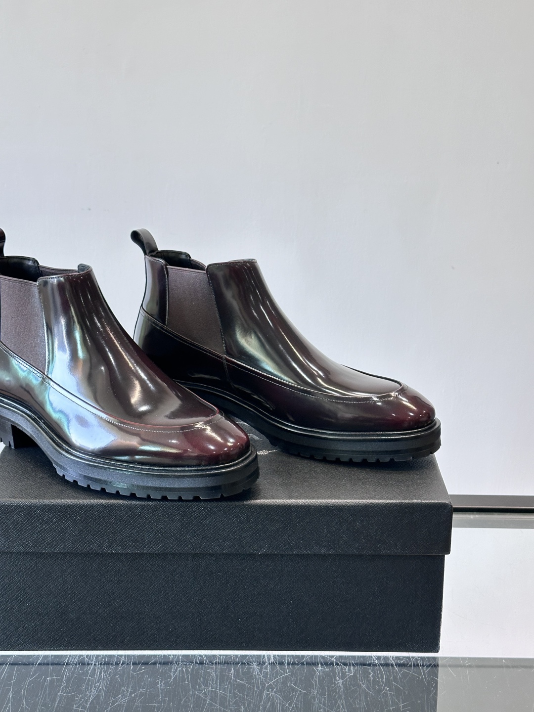 Prada男士切尔西靴，采用真皮，质感细腻又高级。方头设计➕真皮橡胶大底，舒适耐磨，秋冬穿搭超合适！套筒