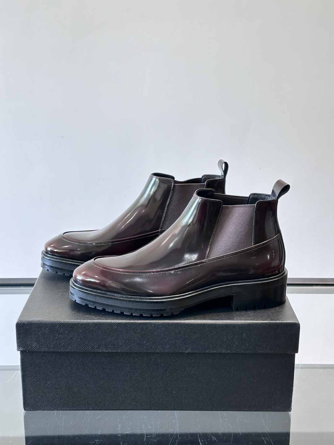 Prada男士切尔西靴，采用真皮，质感细腻又高级。方头设计➕真皮橡胶大底，舒适耐磨，秋冬穿搭超合适！套筒