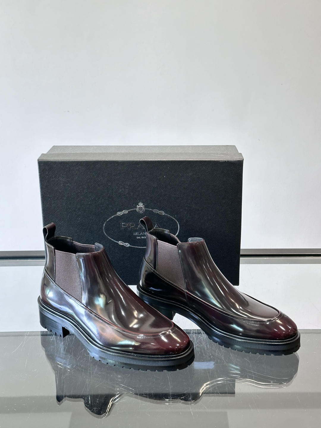 Prada男士切尔西靴，采用真皮，质感细腻又高级。方头设计➕真皮橡胶大底，舒适耐磨，秋冬穿搭超合适！套筒