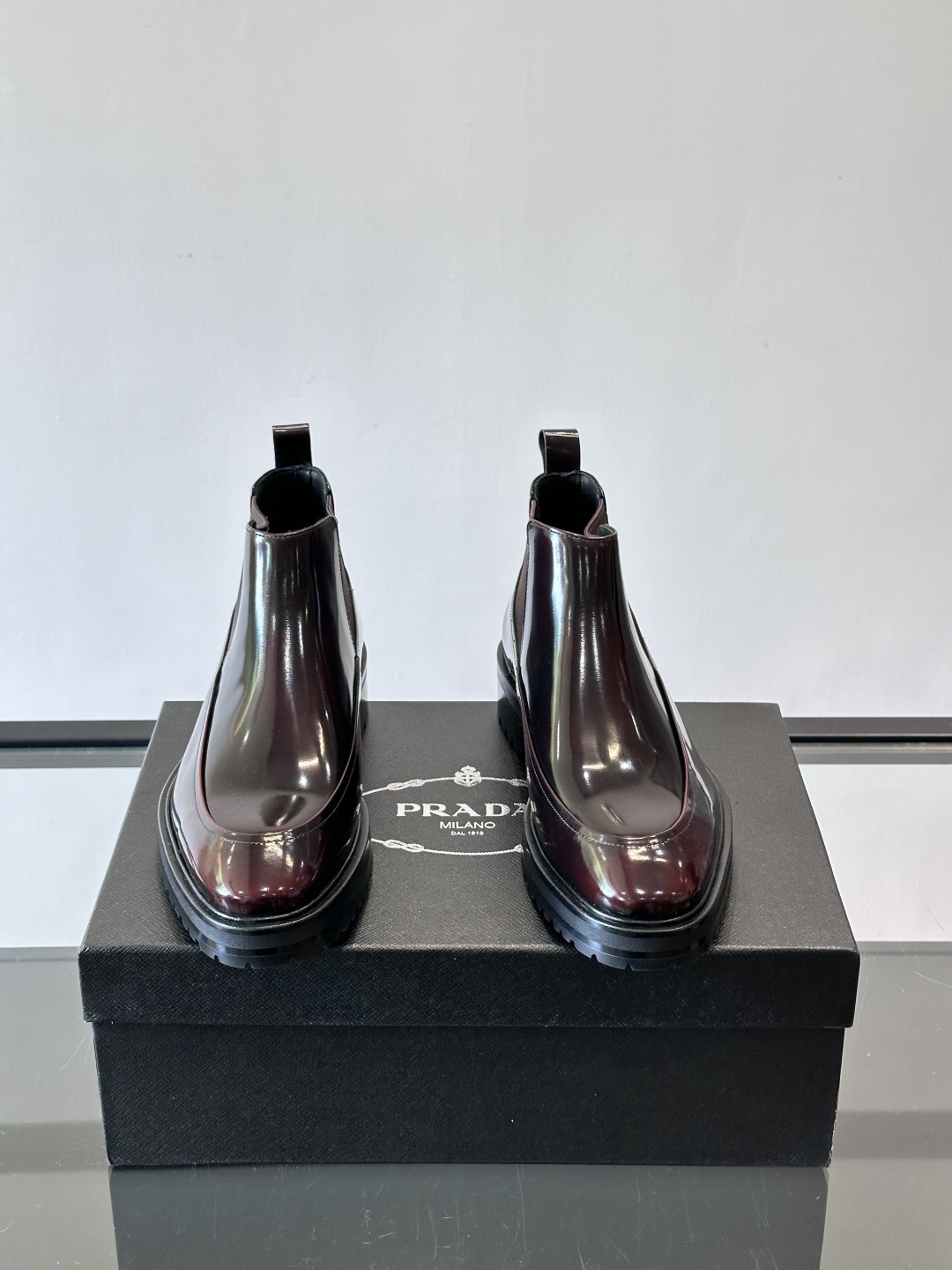 Prada男士切尔西靴，采用真皮，质感细腻又高级。方头设计➕真皮橡胶大底，舒适耐磨，秋冬穿搭超合适！套筒