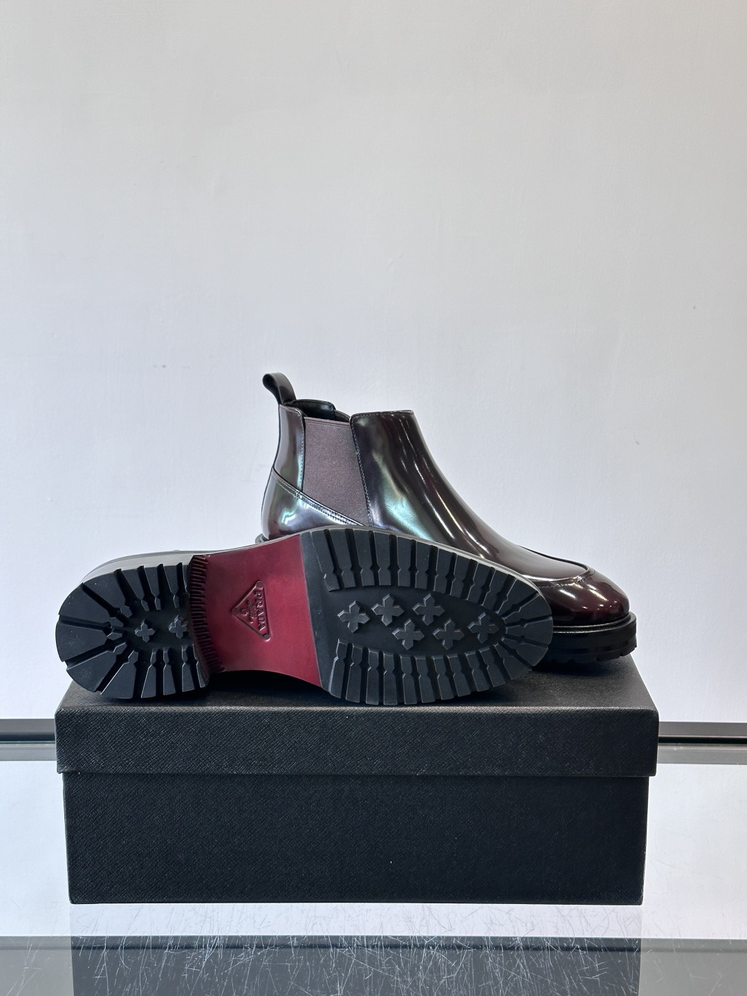 Prada男士切尔西靴，采用真皮，质感细腻又高级。方头设计➕真皮橡胶大底，舒适耐磨，秋冬穿搭超合适！套筒