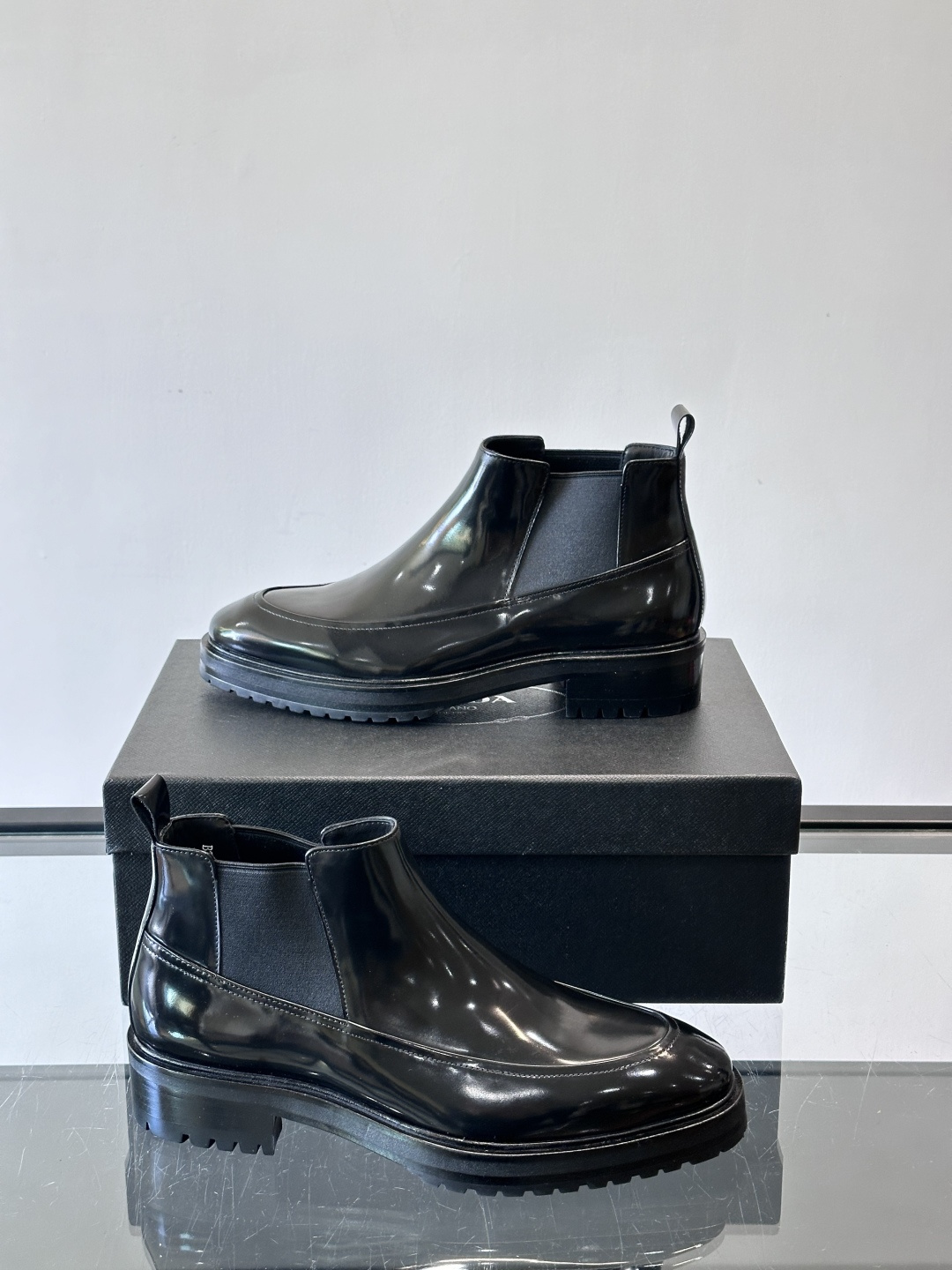 Prada男士切尔西靴，采用真皮，质感细腻又高级。方头设计➕真皮橡胶大底，舒适耐磨，秋冬穿搭超合适！套筒