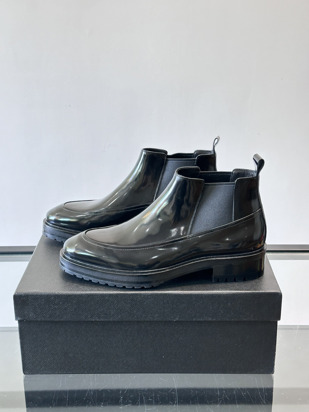 Prada男士切尔西靴，采用真皮，质感细腻又高级。方头设计➕真皮橡胶大底，舒适耐磨，秋冬穿搭超合适！套筒