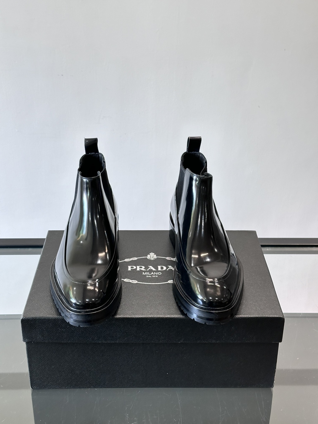 Prada男士切尔西靴，采用真皮，质感细腻又高级。方头设计➕真皮橡胶大底，舒适耐磨，秋冬穿搭超合适！套筒