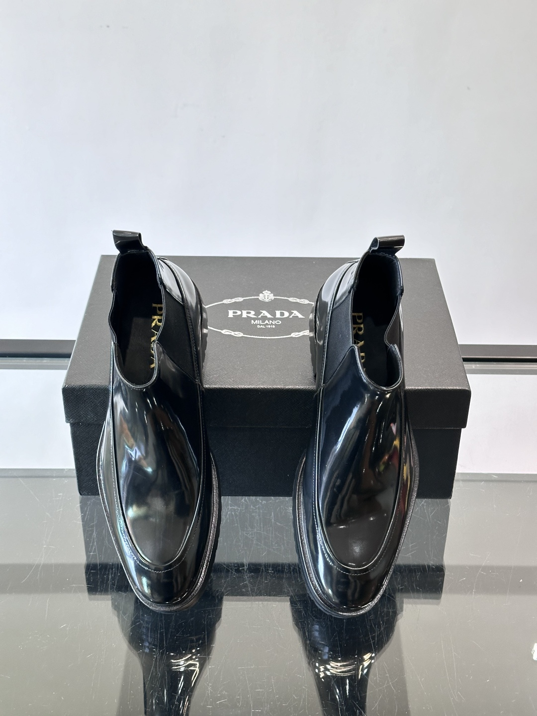 Prada男士切尔西靴，采用真皮，质感细腻又高级。方头设计➕真皮橡胶大底，舒适耐磨，秋冬穿搭超合适！套筒