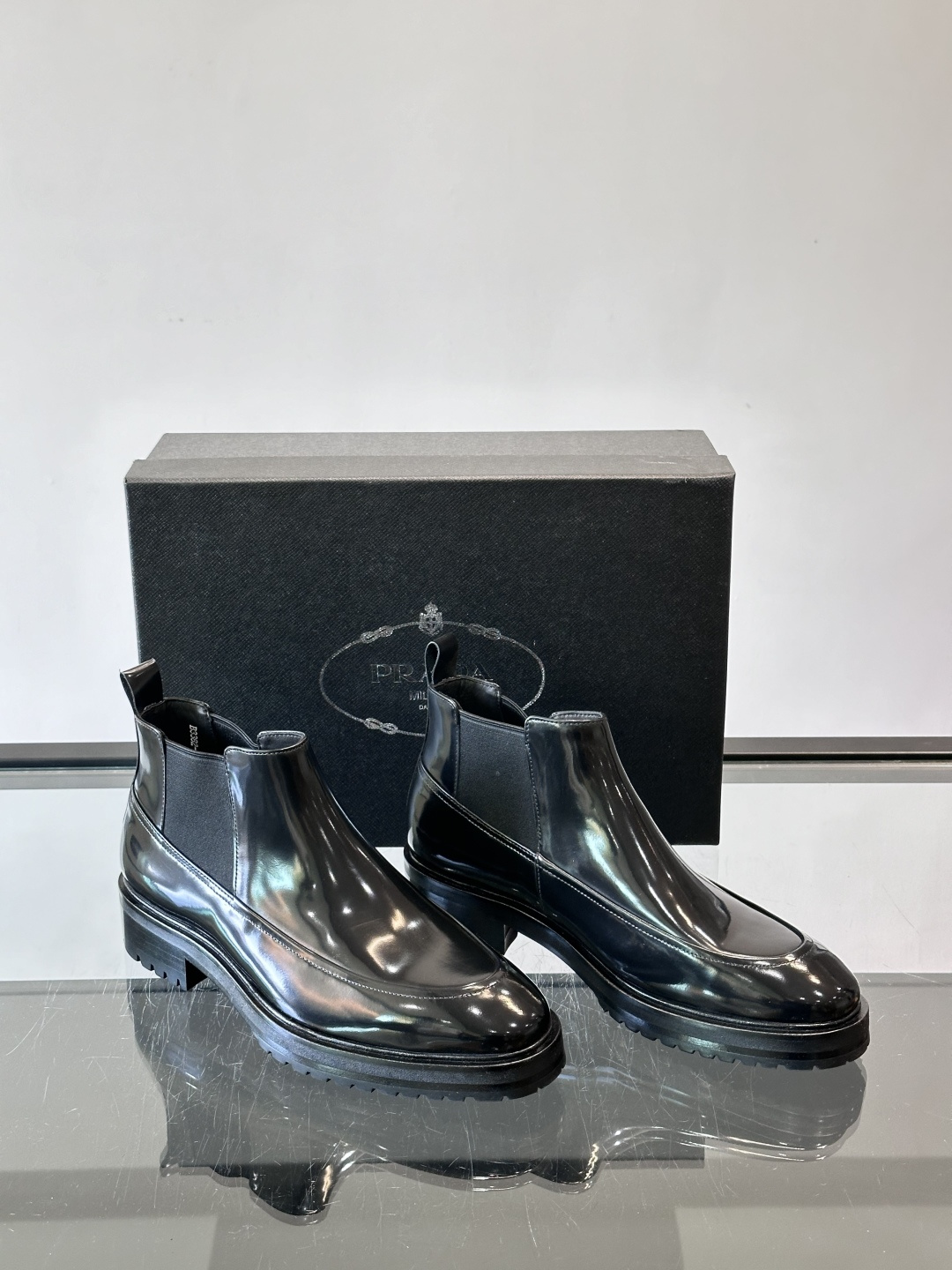 Prada男士切尔西靴，采用真皮，质感细腻又高级。方头设计➕真皮橡胶大底，舒适耐磨，秋冬穿搭超合适！套筒