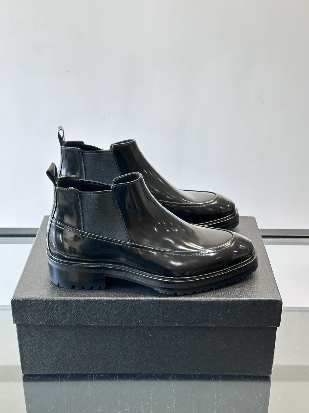 Prada男士切尔西靴，采用真皮，质感细腻又高级。方头设计➕真皮橡胶大底，舒适耐磨，秋冬穿搭超合适！套筒