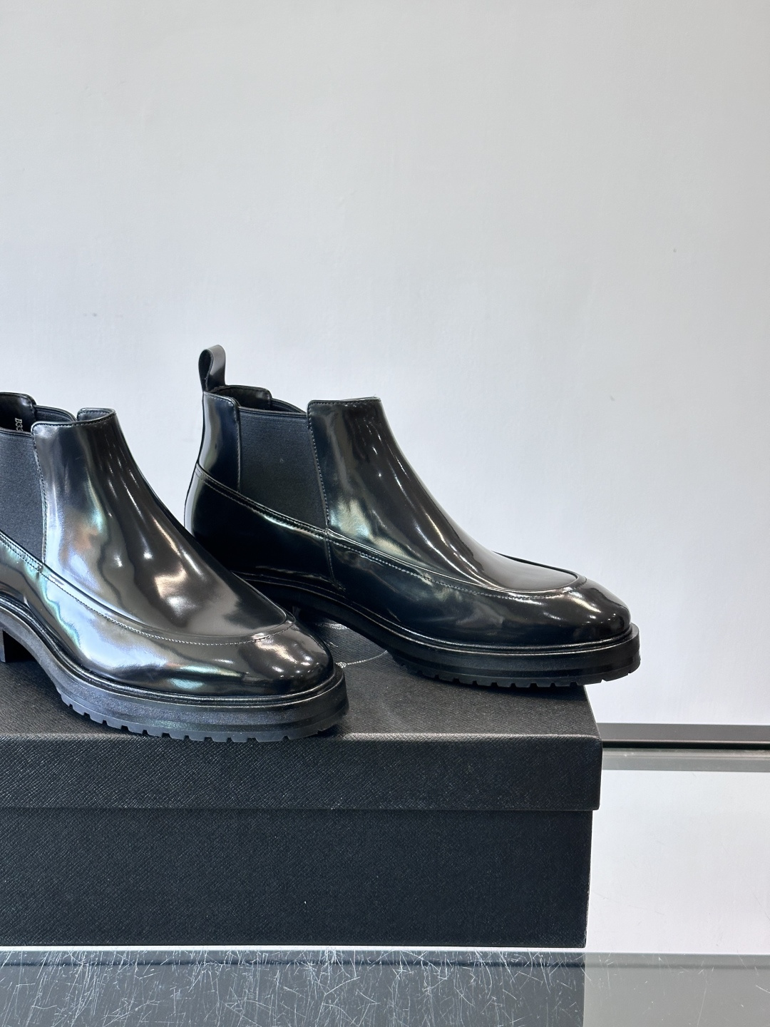 Prada男士切尔西靴，采用真皮，质感细腻又高级。方头设计➕真皮橡胶大底，舒适耐磨，秋冬穿搭超合适！套筒