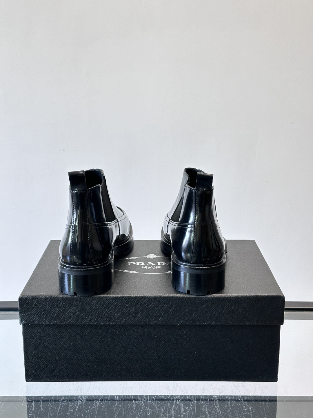 Prada男士切尔西靴，采用真皮，质感细腻又高级。方头设计➕真皮橡胶大底，舒适耐磨，秋冬穿搭超合适！套筒