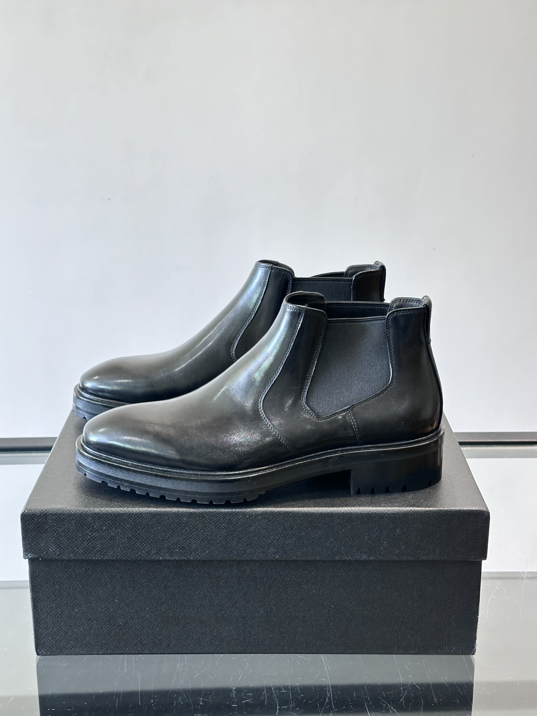 Prada男士切尔西靴，采用真皮，质感细腻又高级。方头设计➕真皮橡胶大底，舒适耐磨，秋冬穿搭超合适！套筒